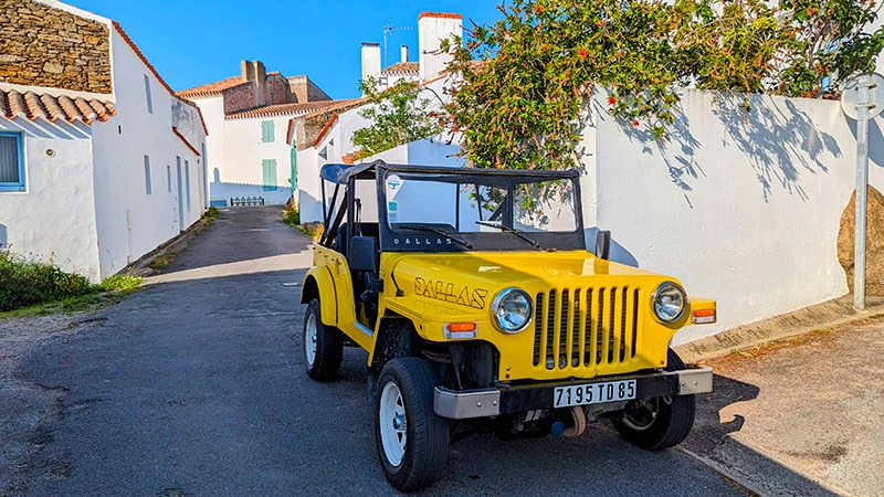Jeep Dallas jaune sur l'île d'Yeu